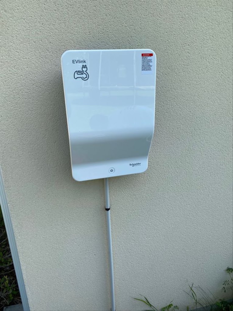 Électricien IRVE à Bourges – Installation de bornes de recharge Borne de recharge Schneider EVlink installée sur un mur extérieur
