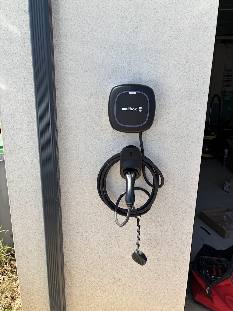 Électricien IRVE à Bourges – Installation de bornes de recharge Borne Wallbox installée à proximité d’un garage