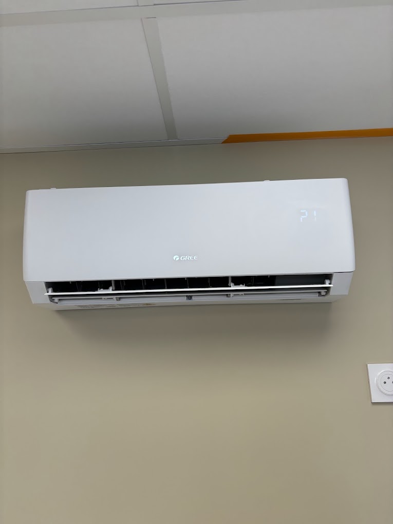 Climatisation à Bourges – Installation réversible par POSELEC Climatisation murale Gree installée dans un local