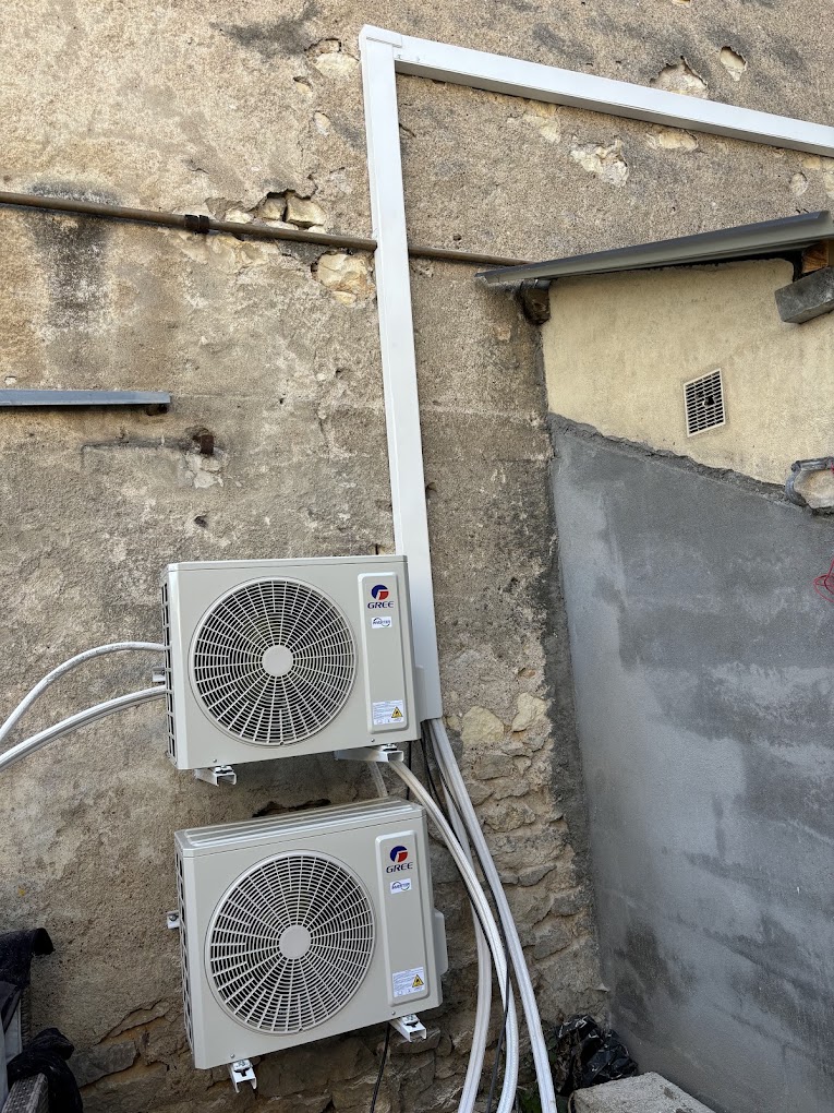 Climatisation à Bourges – Installation réversible par POSELEC Deux groupes extérieurs Gree et leurs liaisons en façade