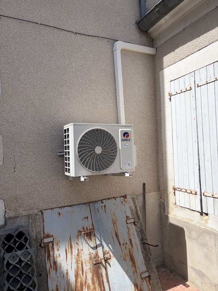 Climatisation à Bourges – Installation réversible par POSELEC Groupe extérieur de climatisation Gree fixé en façade