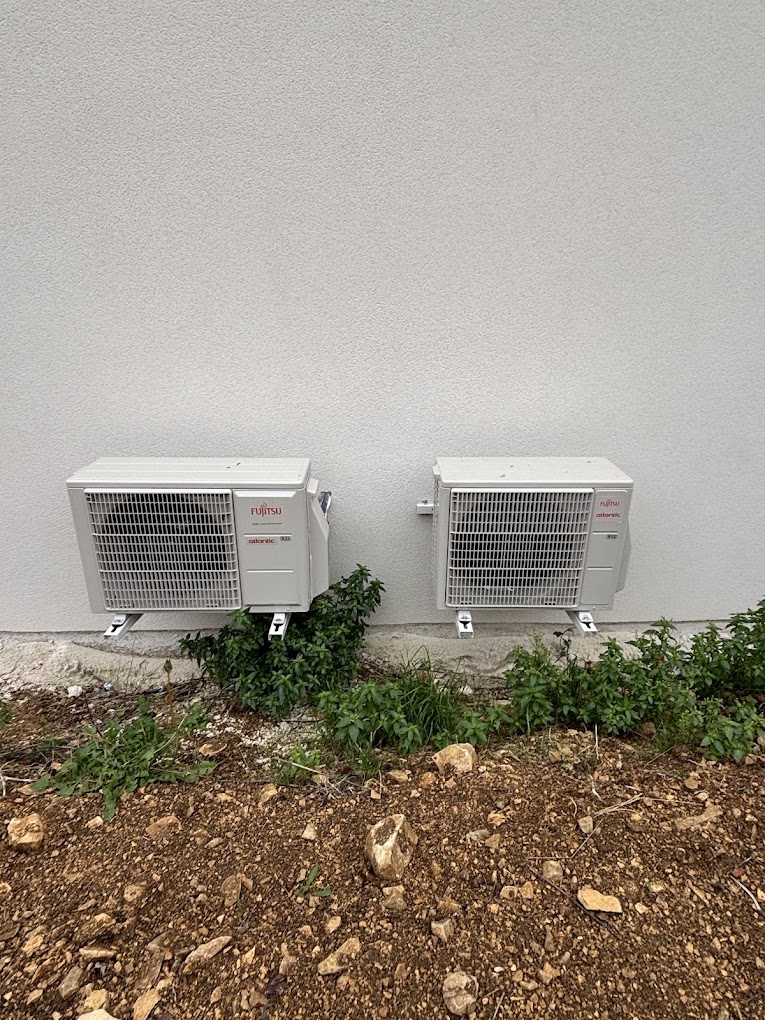 Climatisation à Bourges – Installation réversible par POSELEC Deux groupes extérieurs de climatisation Fujitsu Atlantic