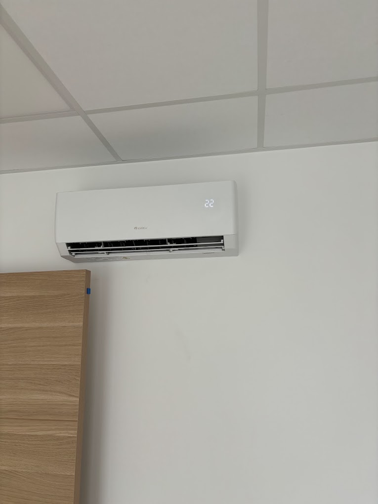 Climatisation à Bourges – Installation réversible par POSELEC Unité intérieure Gree installée sous un faux plafond