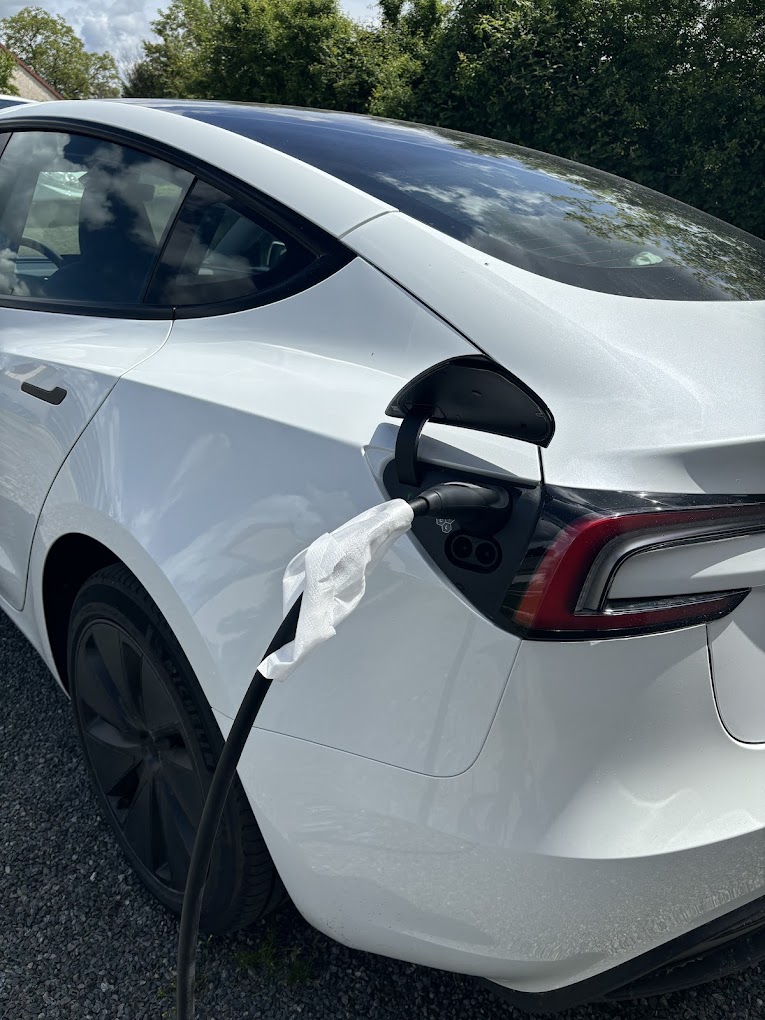 Électricien IRVE à Bourges – Installation de bornes de recharge Véhicule Tesla branché à sa borne de recharge