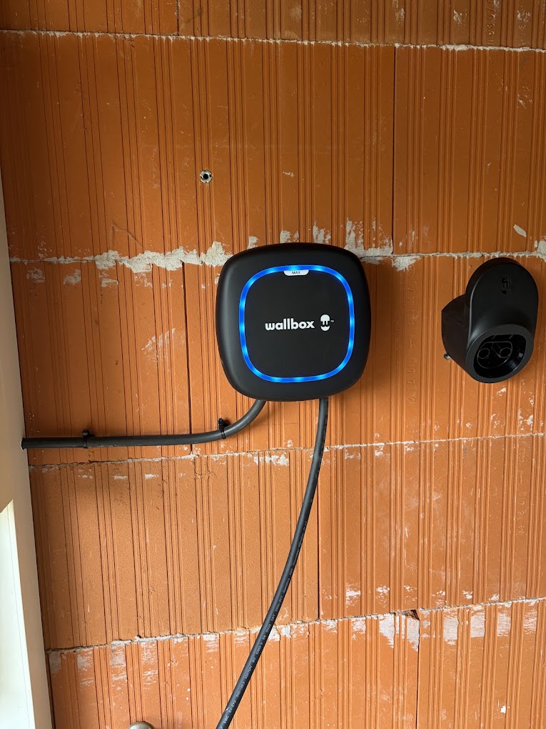 Électricien IRVE à Bourges – Installation de bornes de recharge Borne Wallbox installée avec support de prise