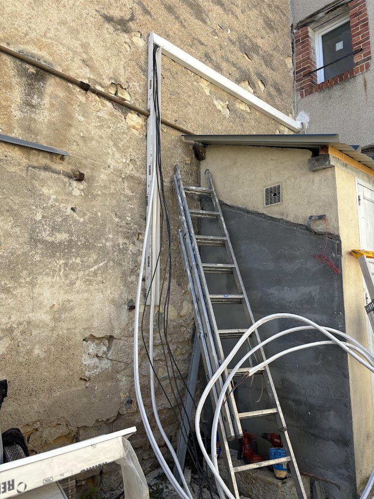 Climatisation à Bourges – Installation réversible par POSELEC Pose des liaisons frigorifiques et de leur goulotte en façade