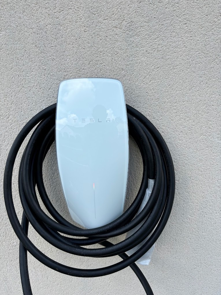 Accueil Borne de recharge pour véhicule électrique installée sur façade