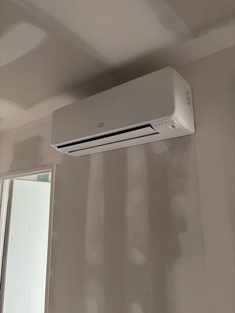 Climatisation à Bourges – Installation réversible par POSELEC Unité intérieure de climatisation Fujitsu Atlantic installée