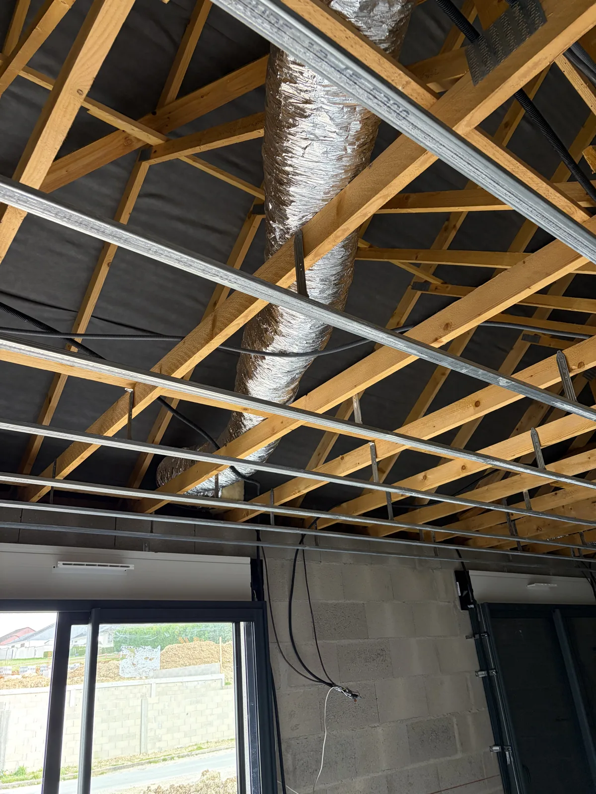 Climatisation à Bourges – Installation réversible par POSELEC Réseau de gaines isolées au-dessus du futur plafond — chantier POSELEC