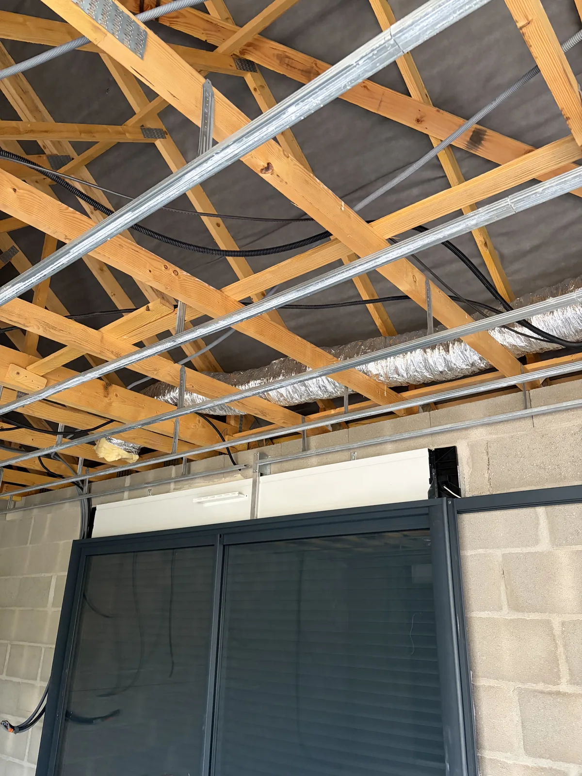 Climatisation à Bourges – Installation réversible par POSELEC Distribution des gaines de climatisation dans la charpente — chantier POSELEC