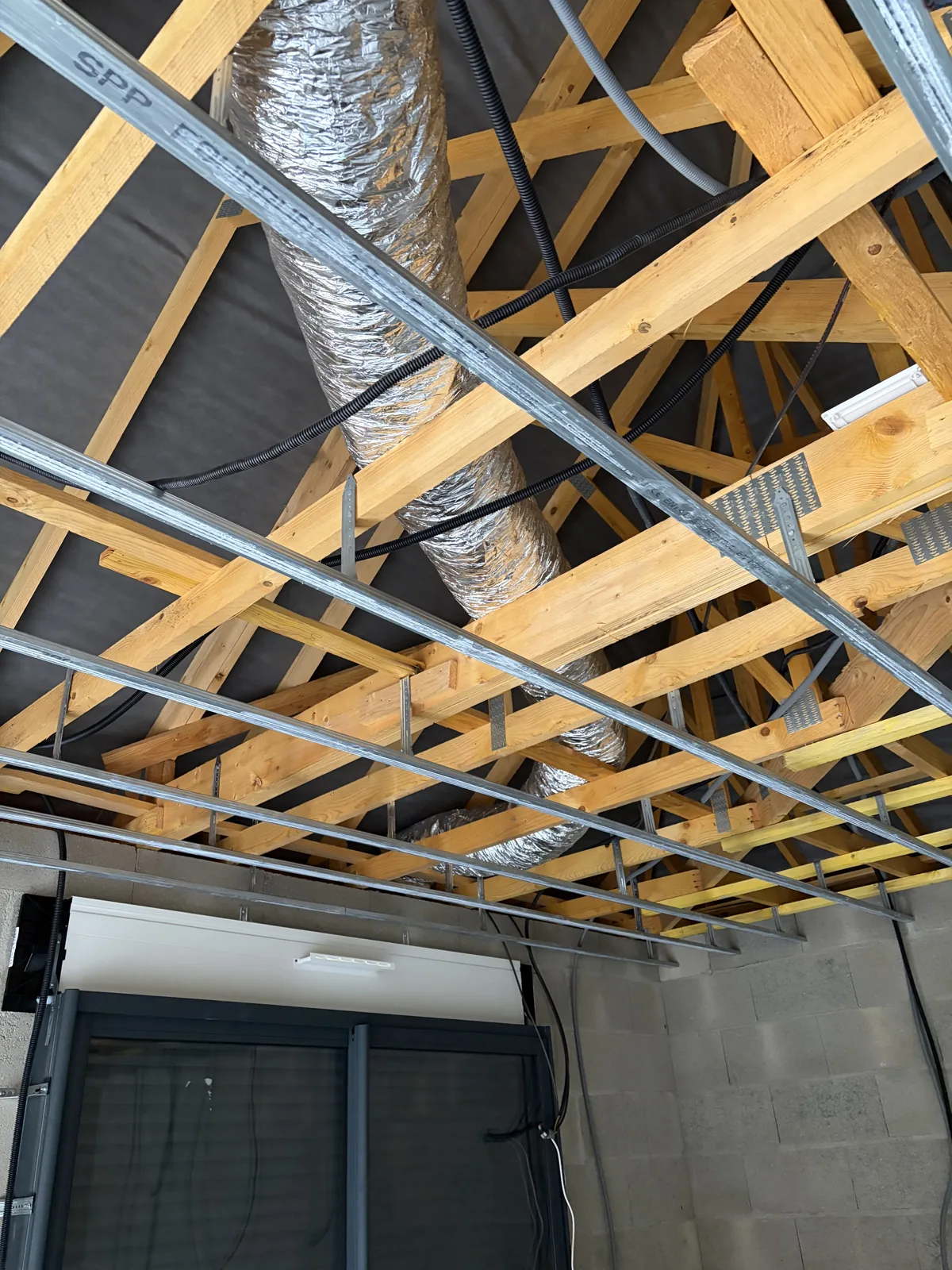 Climatisation à Bourges – Installation réversible par POSELEC Passage des gaines près de la baie vitrée — chantier POSELEC