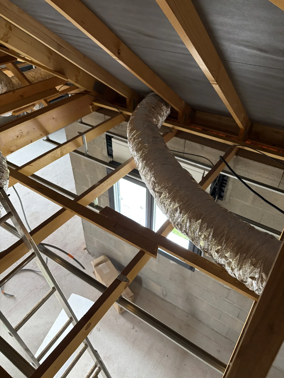 Climatisation à Bourges – Installation réversible par POSELEC Gaine isolée traversant la charpente — chantier POSELEC