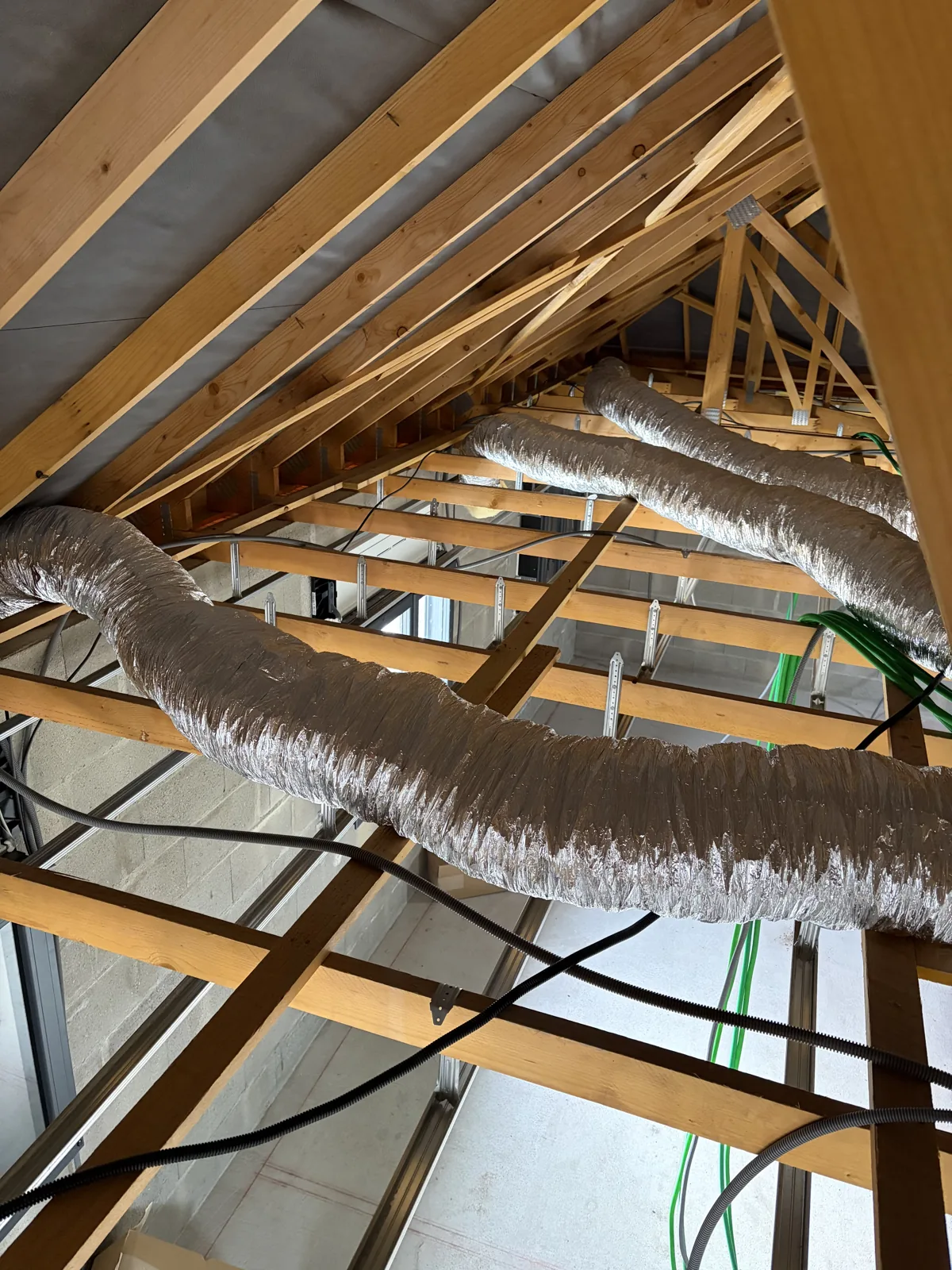 Climatisation à Bourges – Installation réversible par POSELEC Réseau de distribution d’air dans les combles — chantier POSELEC