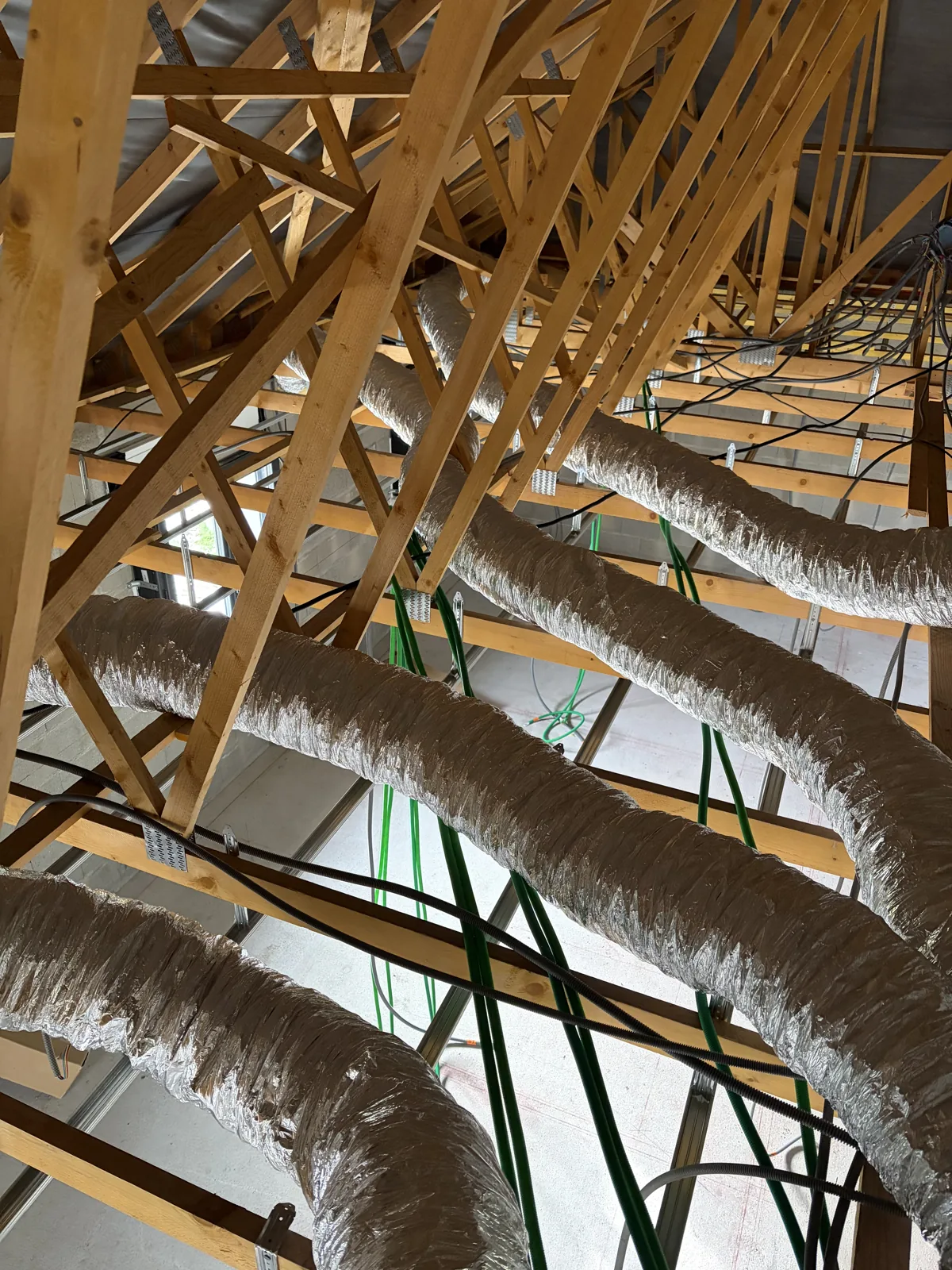 Climatisation à Bourges – Installation réversible par POSELEC Répartition des gaines isolées dans la charpente — chantier POSELEC