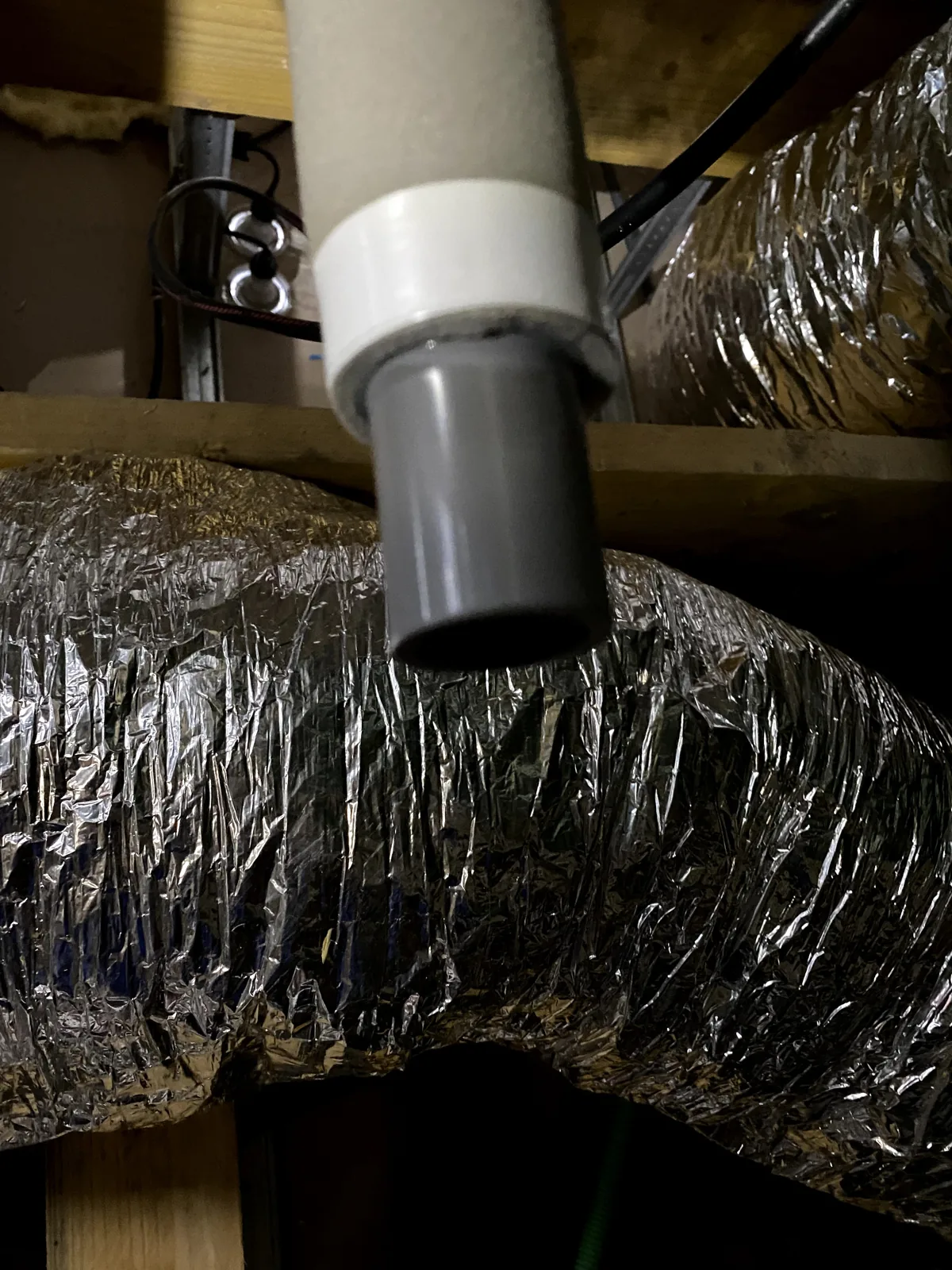 Climatisation à Bourges – Installation réversible par POSELEC Détail d’une évacuation près du réseau de gaines — chantier POSELEC