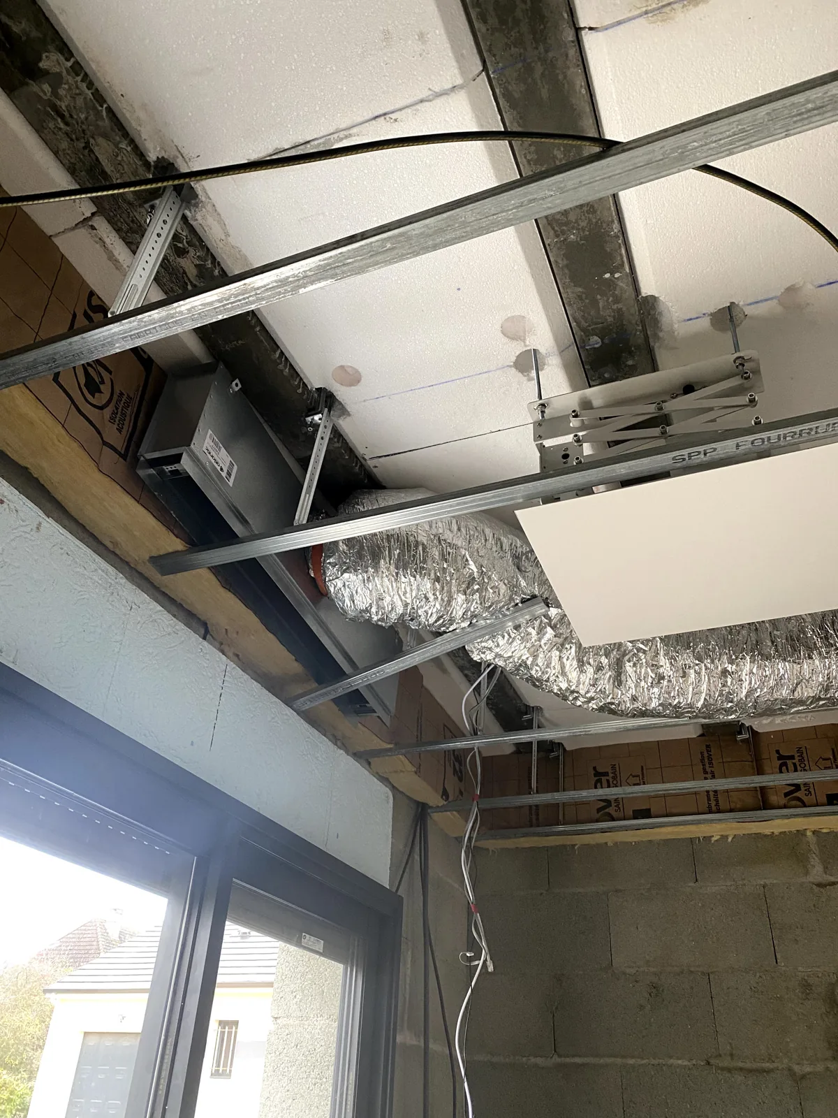 Climatisation à Bourges – Installation réversible par POSELEC Plénum et gaines installés au-dessus de la baie vitrée — chantier POSELEC