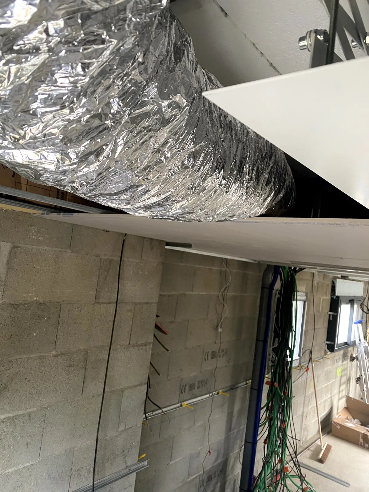 Climatisation à Bourges – Installation réversible par POSELEC Intégration des gaines avant fermeture du plafond — chantier POSELEC
