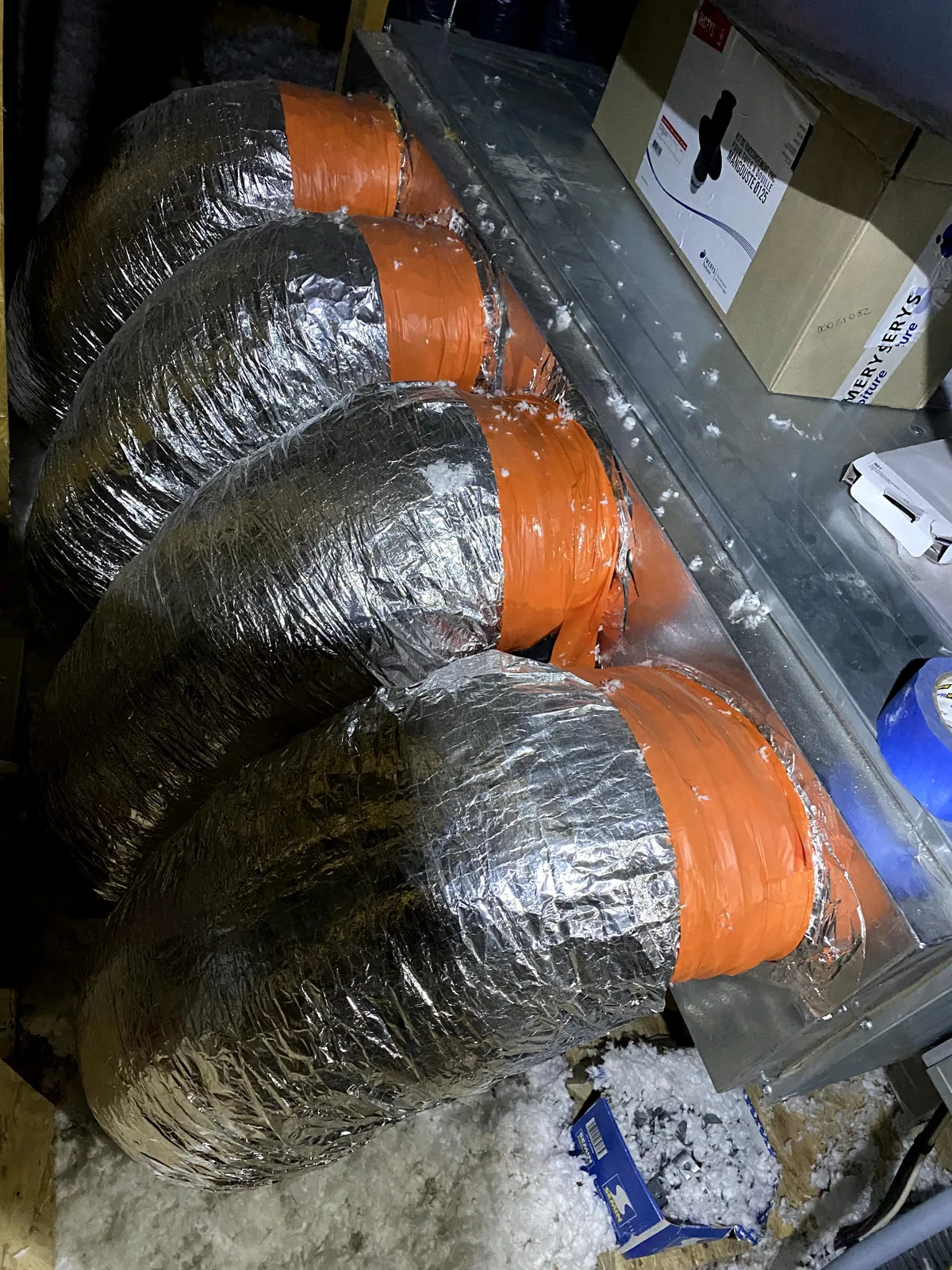 Climatisation à Bourges – Installation réversible par POSELEC Raccordement des gaines isolées au plénum de distribution — chantier POSELEC