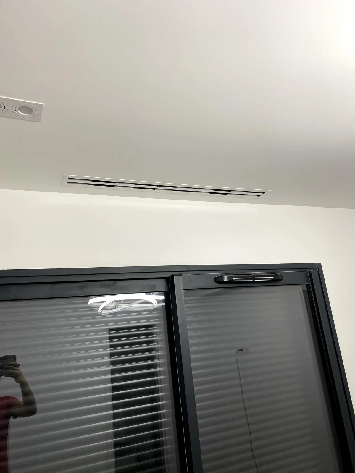 Climatisation à Bourges – Installation réversible par POSELEC Diffuseur linéaire de climatisation intégré au plafond terminé — chantier POSELEC