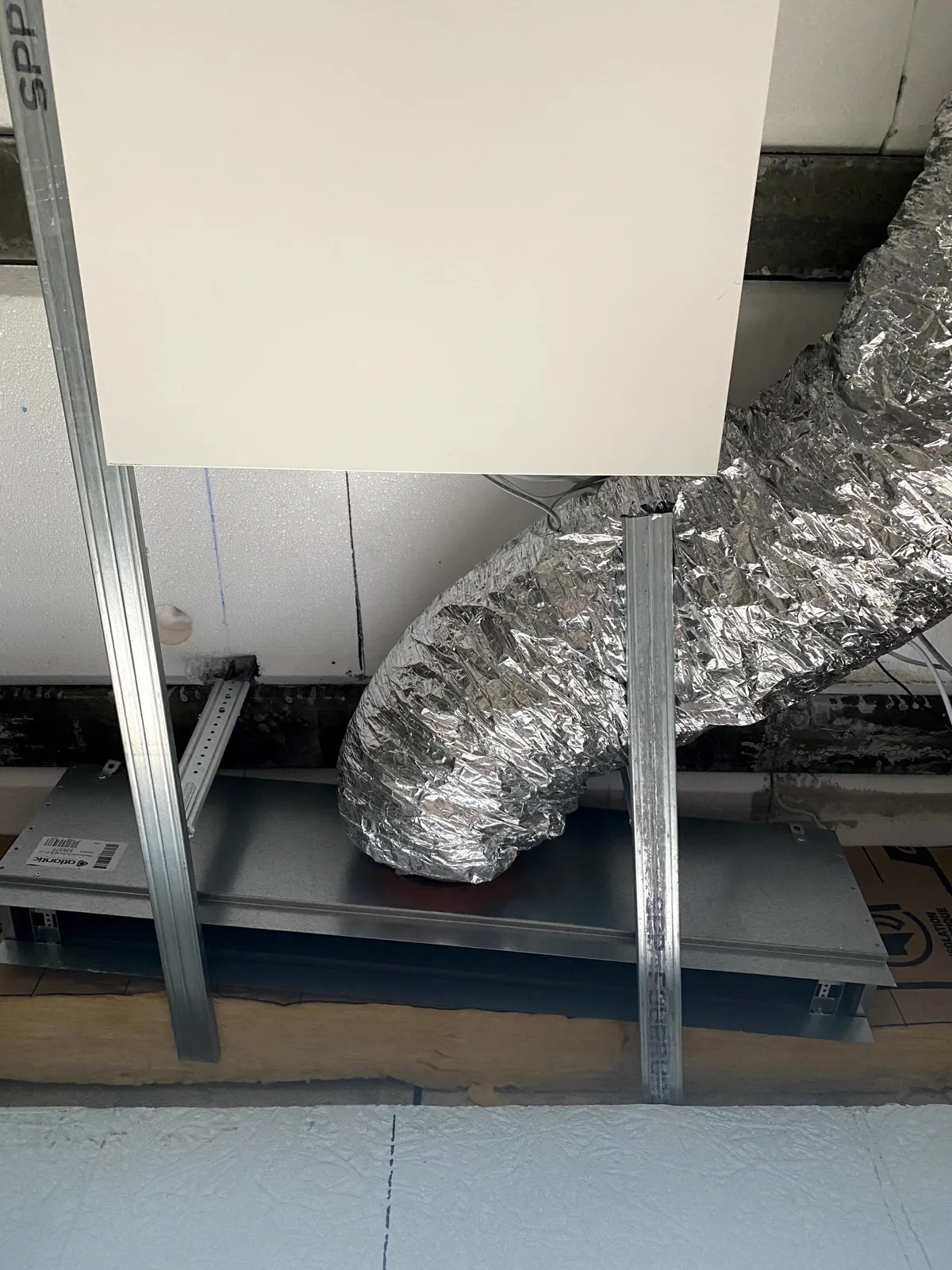 Climatisation à Bourges – Installation réversible par POSELEC Raccordement d’une gaine isolée au plénum métallique — chantier POSELEC