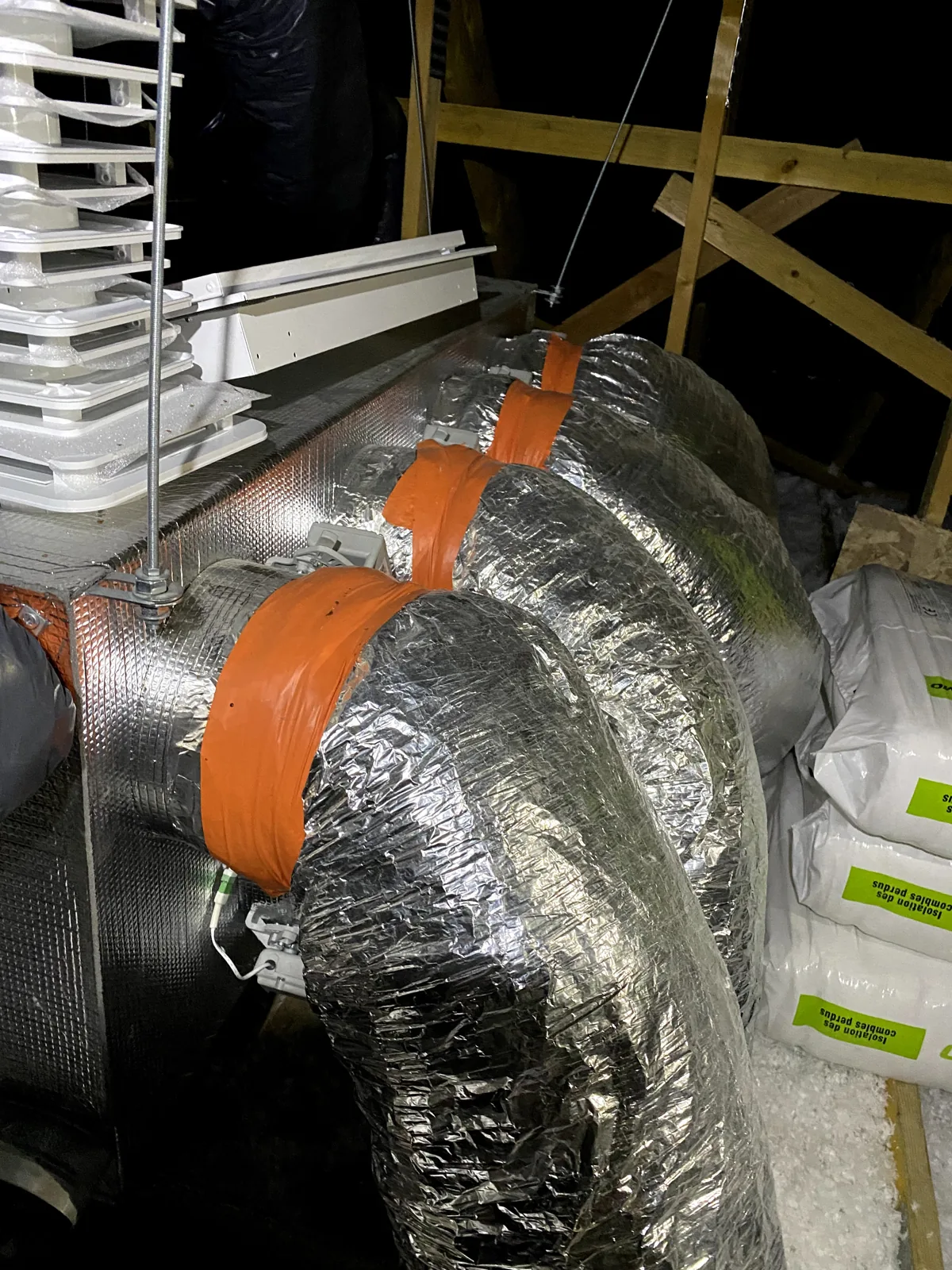 Climatisation à Bourges – Installation réversible par POSELEC Distribution des gaines isolées et organes de régulation — chantier POSELEC